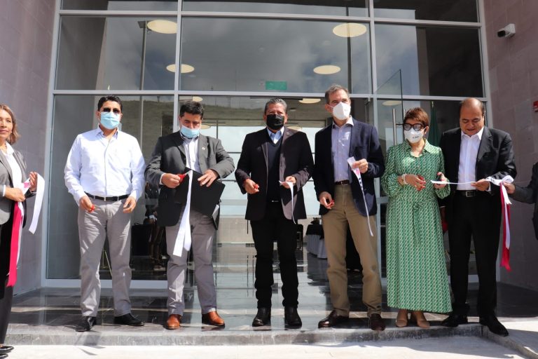 Corte de listón de las nuevas instalaciones del INE en Zacatecas.