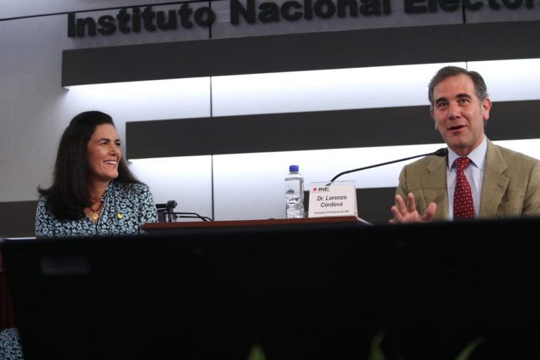 Teresa Toca Viuda del Mtro. Alonso Lujambio y Lorenzo Córdova Vianello Consejero Presidente del INE.