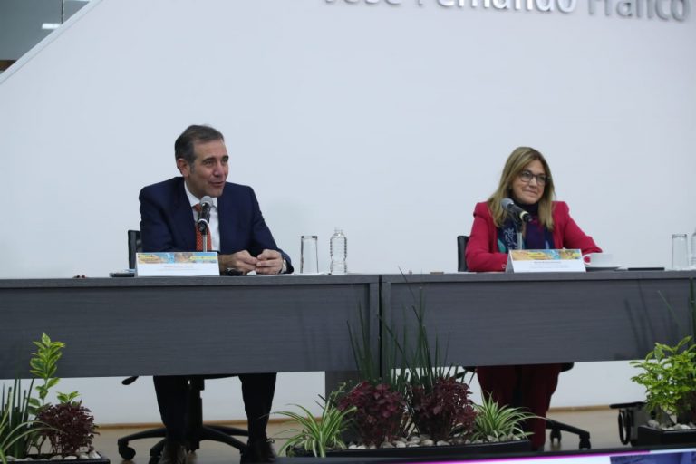 Lorenzo Córdova Vianello Consejero Presidente del INE y Gabriela Ruvalcaba García Directora de la Escuela Judicial Electoral.