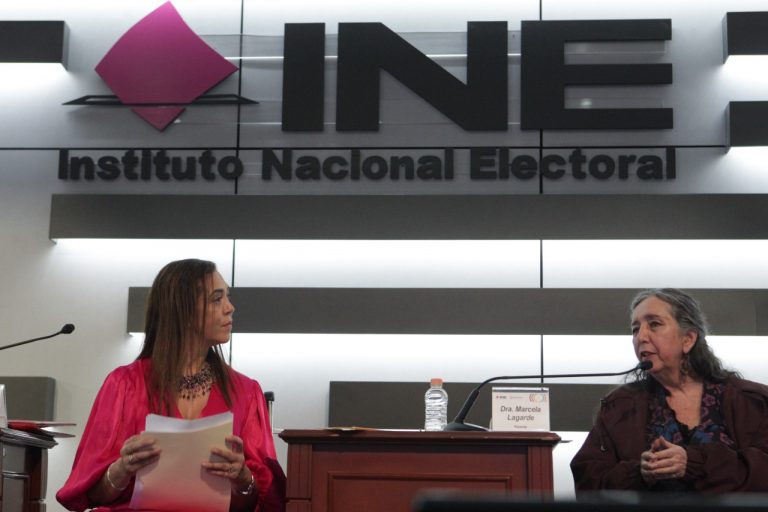 Adriana Favela Herrera Consejera Electoral del INE y Marcela Lagarde Ponente.