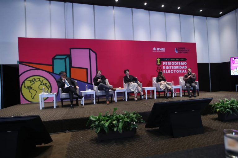 Mesa “Ejercicio del periodismo en distintos contextos antidemocráticos de Latinoamérica”.