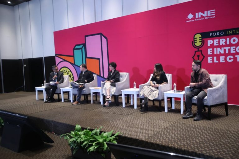 Mesa “Ejercicio del periodismo en distintos contextos antidemocráticos de Latinoamérica”.