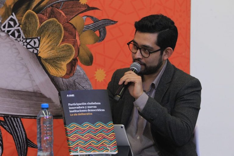 Antonio Nava, Moderador.