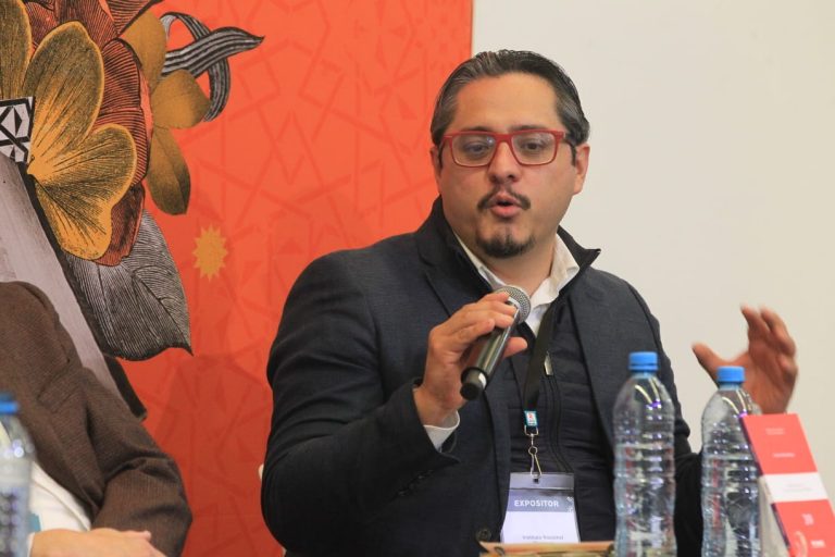 César Hernández, Moderador.