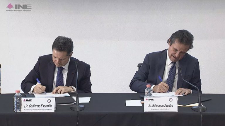Guillermo Escamilla Narváez, Presidente Nacional del Notariado Mexicano y Edmundo Jacobo Molina, Secretario Ejecutivo del INE.