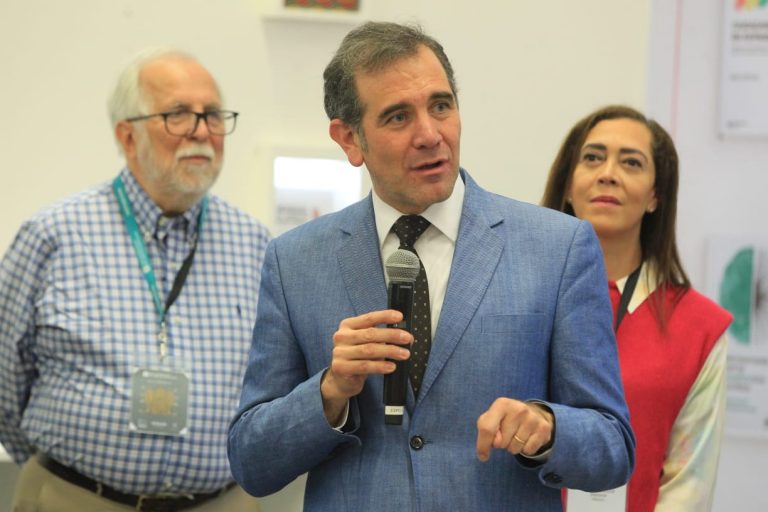 Inauguración del Stand INE.