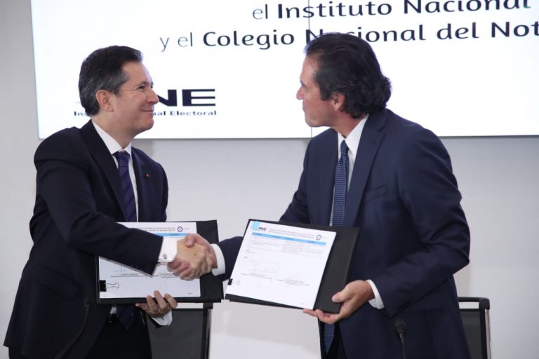 Guillermo Escamilla Narváez, Presidente Nacional del Notariado Mexicano y Edmundo Jacobo Molina, Secretario Ejecutivo del INE.