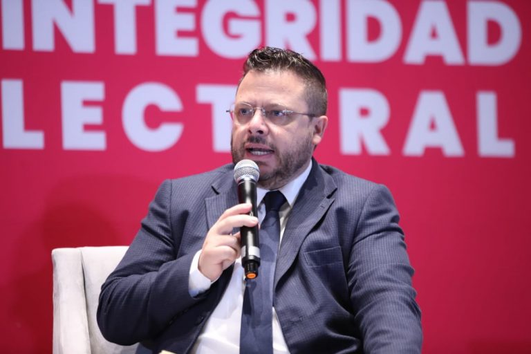 Carlos Bravo Regidor, Analista Político.