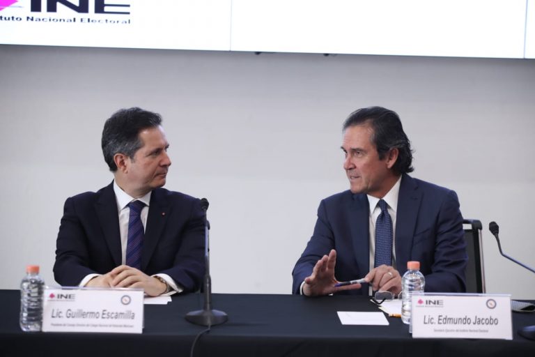 Guillermo Escamilla Narváez, Presidente Nacional del Notariado Mexicano y Edmundo Jacobo Molina, Secretario Ejecutivo del INE.