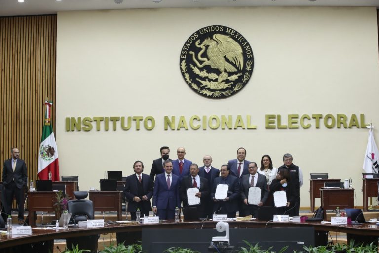 Entrega de reconocimiento a miembros del Servicio Profesional Electoral.