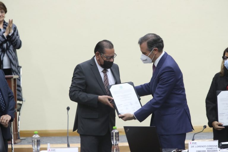 Entrega de reconocimiento a miembros del Servicio Profesional Electoral.