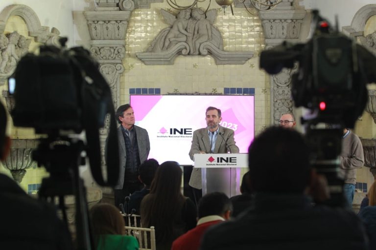 Reunión con medios de comunicación.