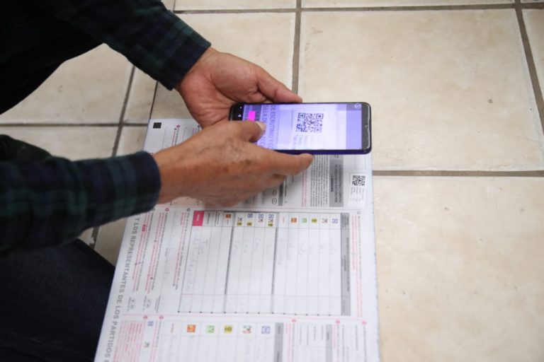 Armado de paquete electoral.