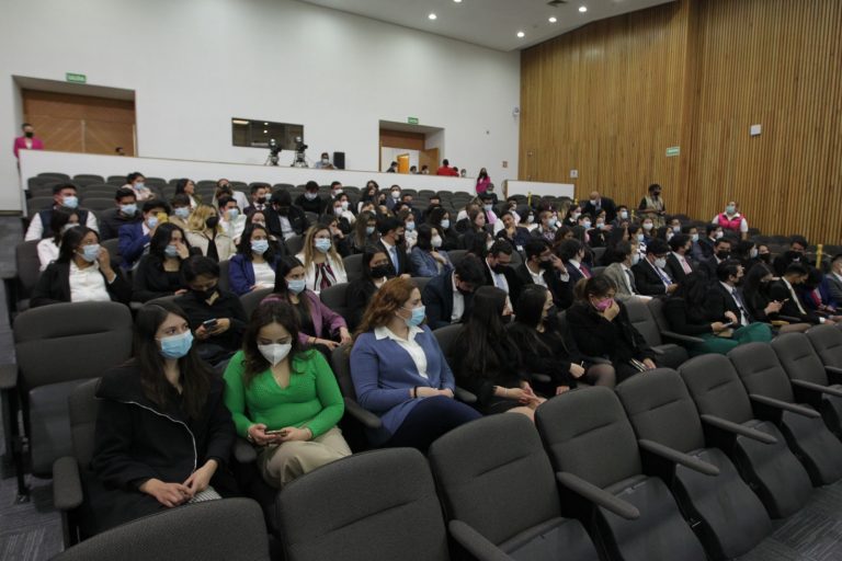 Conferencia Magistral Estacional de Invierno 2022: Democracia y Literatura.