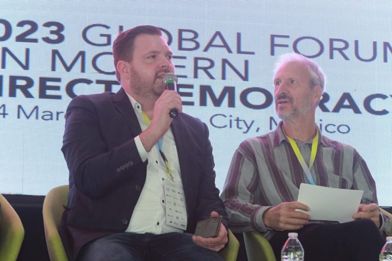 Daniel Sheurinsky, Director del Proyecto de Gobernabilidad participativa y John Mitchell Moderador.