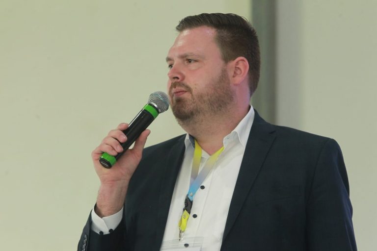 John Mitchell Moderador.