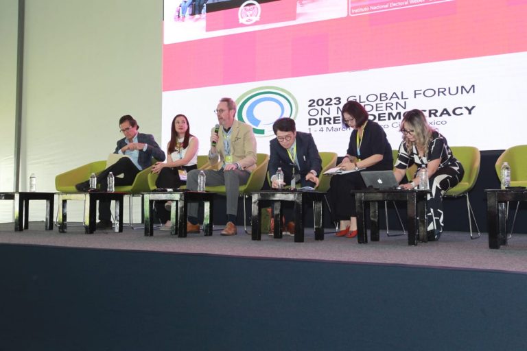 Conferencia Plenaria: ¿Cómo debería encontrarse la democracia directa con la democracia participativa y representativa?.