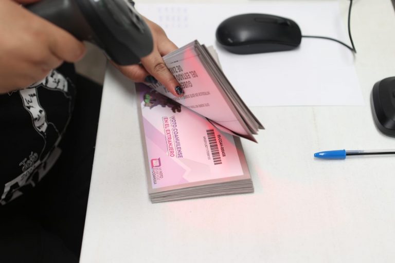 Entrega de documentación y material que conformará el paquete Electoral postal para el Voto Cuahuilense en el Extranjero