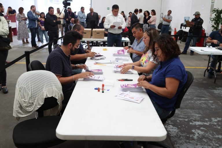 Entrega de documentación y material que conformará el paquete Electoral postal para el Voto Cuahuilense en el Extranjero