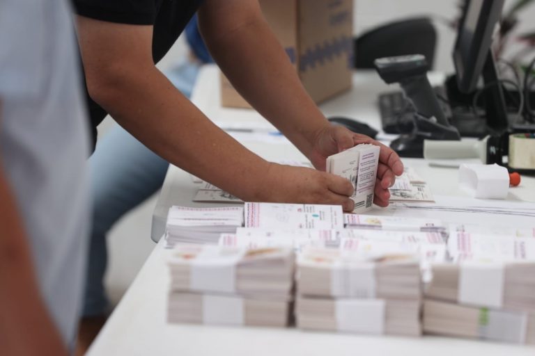 Entrega de documentación y material que conformará el paquete Electoral postal para el Voto Cuahuilense en el Extranjero