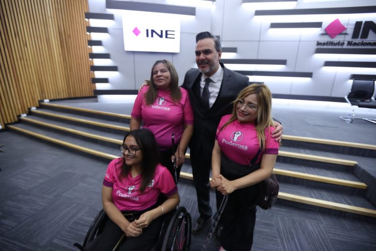 Roberto Heycher Cardiel Soto, Director Ejecutivo de Capacitación Electoral y Educación Cívica con Berenice Castillo, Juana María Nava y Sofia Vargas, Juntos una experiencia compartida.