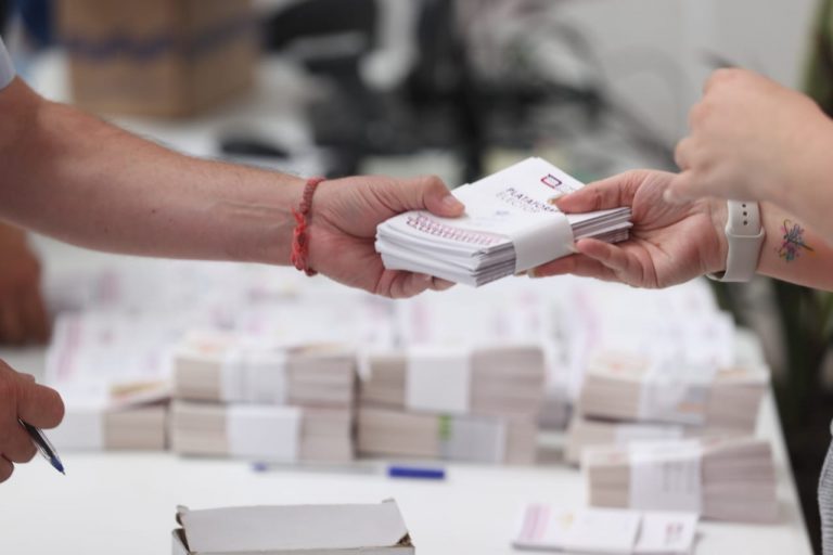 Entrega de documentación y material que conformará el paquete Electoral postal para el Voto Cuahuilense en el Extranjero