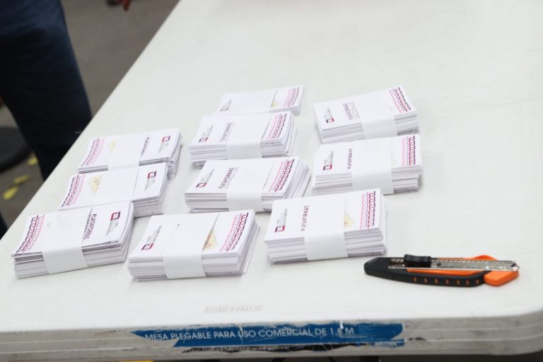 Entrega de documentación y material que conformará el paquete Electoral postal para el Voto Cuahuilense en el Extranjero