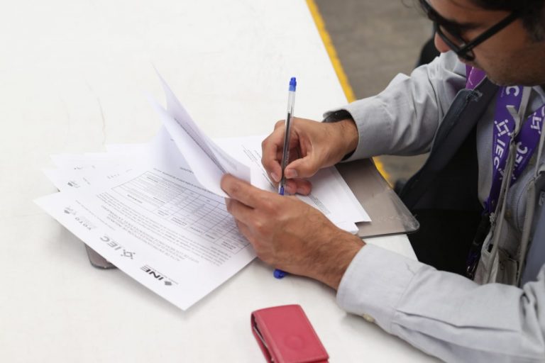 Entrega de documentación y material que conformará el paquete Electoral postal para el Voto Cuahuilense en el Extranjero