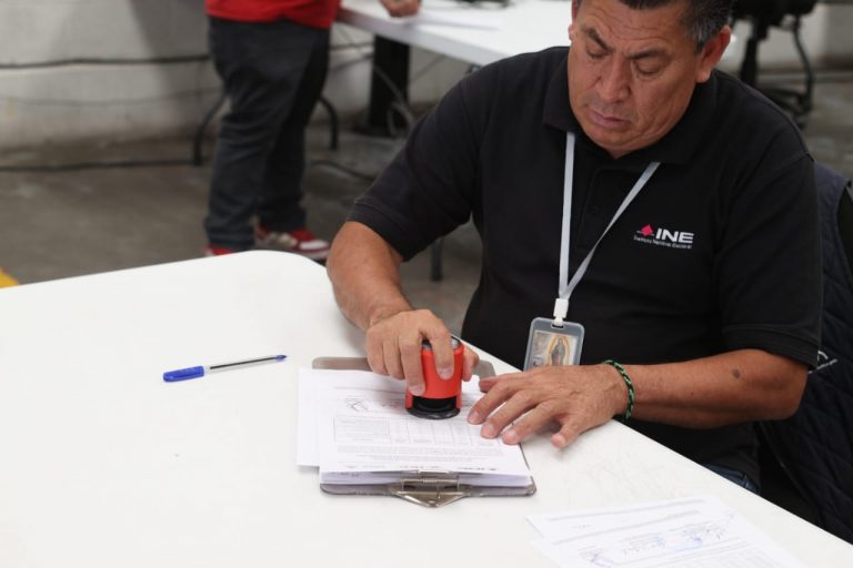 Entrega de documentación y material que conformará el paquete Electoral postal para el Voto Cuahuilense en el Extranjero