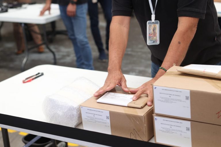 Entrega de documentación y material que conformará el paquete Electoral postal para el Voto Cuahuilense en el Extranjero