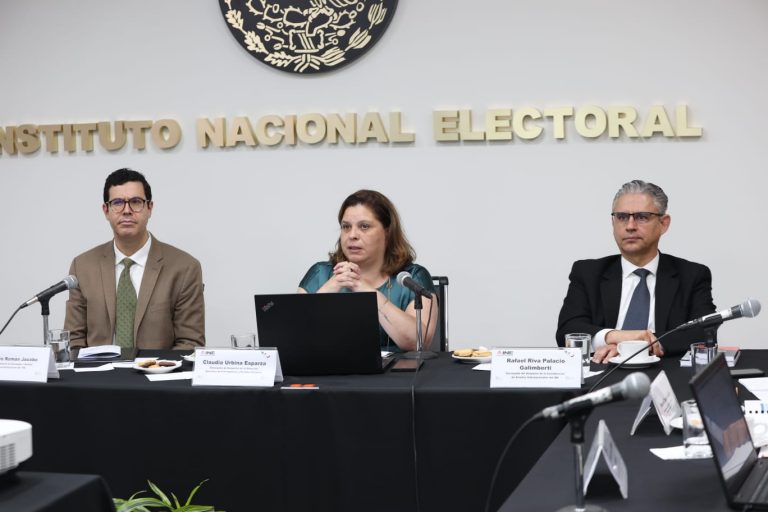 Gustavo Román Jacobo Director General de Estrategia y Gestión Política-Institucional del TSE de Costa Rica , Claudia Urbina Esparza Encargada del despacho de la DIRECCIÓN Ejecutiva de Prerrogativas y Partidos Políticos y Rafael Riva Palacio Galimberti, Encargado del despacho de la Coordinación de Asuntos Internacionales.