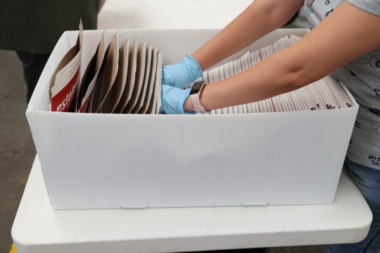 Integración de paquetes electorales para voto postal de Coahuilenses y mexiquense en el extranjero.