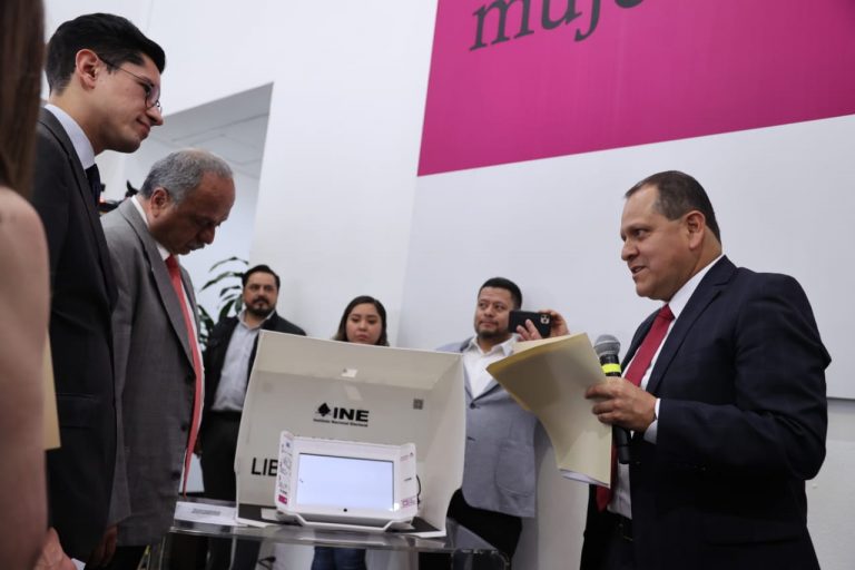 Demostración de urna electrónica.