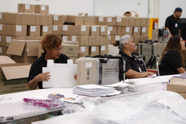 Inicio de la entrega de paquetes electorales a las juntas locales del estado de Coahuila.