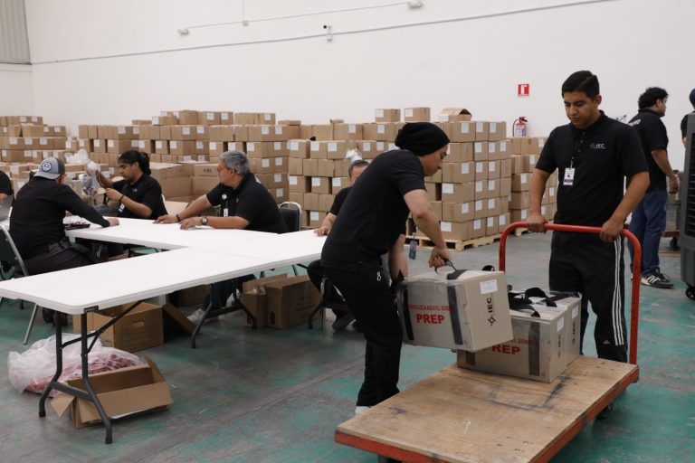 Inicio de la entrega de paquetes electorales a las juntas locales del estado de Coahuila.