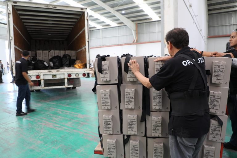 Inicio de la entrega de paquetes electorales a las juntas locales del estado de Coahuila.