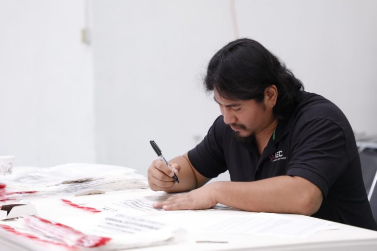 Inicio de la entrega de paquetes electorales a las juntas locales del estado de Coahuila.