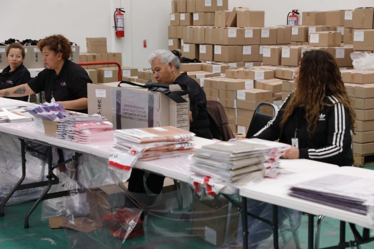 Inicio de la entrega de paquetes electorales a las juntas locales del estado de Coahuila.