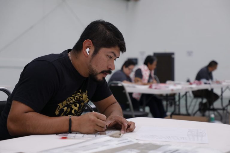 Inicio de la entrega de paquetes electorales a las juntas locales del estado de Coahuila.