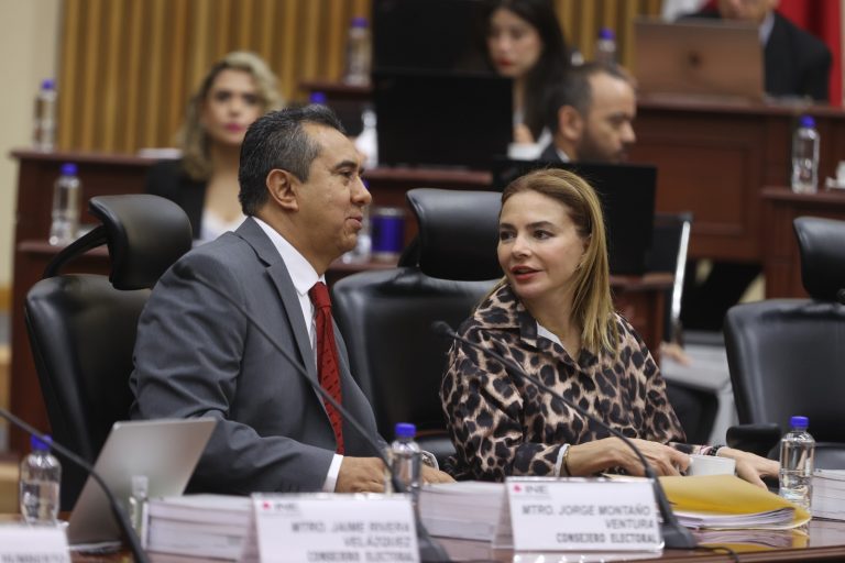 Carla Humphrey Jordan y Arturo Castillo Loza Consejera y Consejero Electorales