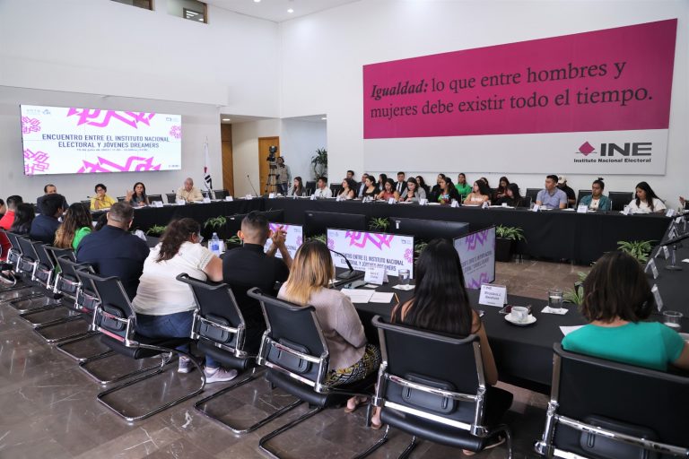 Encuentro entre el INE y Jóvenes Dreamers.