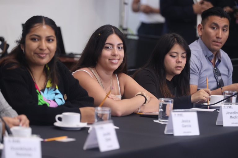 Encuentro entre el INE y Jóvenes Dreamers.