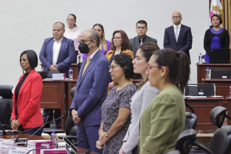 Minuto de silencio por el fallecimiento de 2 colaboradores del partido MORENA.