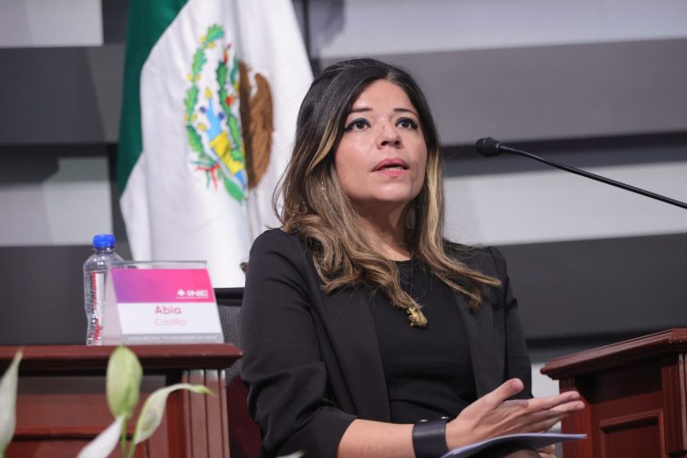 Abia Castillo, Autora del libro “No me cerrarán los labios”.