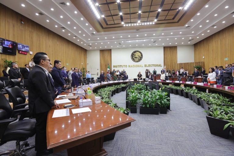 Minuto de silencio por el fallecimiento del Magistrade Jesús Ociel Baena Saucedo y Sr. Francisco López Gijón, Padre de la Consejera Electoral Rita Bell López Vences.