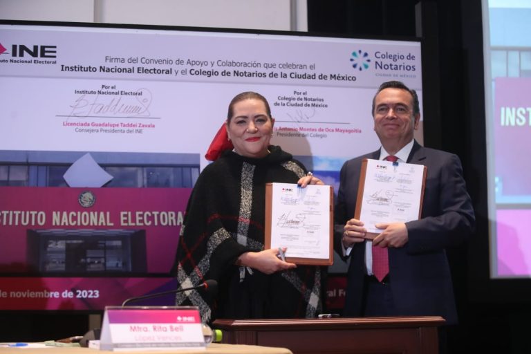 Guadalupe Taddei Zavala Consejera Presidenta del INE y Luis Antonio Montes de Oca Presidente del Consejo directivo del Colegio de Notarios de la Ciudad de México.