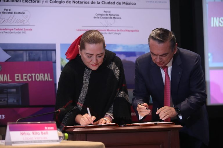 Guadalupe Taddei Zavala Consejera Presidenta del INE y Luis Antonio Montes de Oca Presidente del Consejo directivo del Colegio de Notarios de la Ciudad de México.