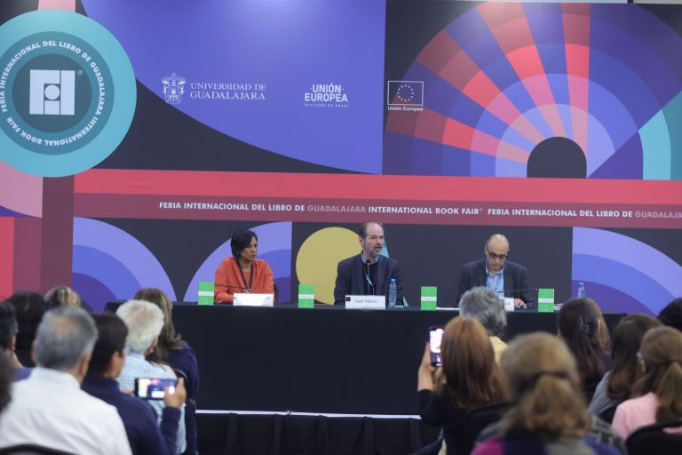 Conferencia Magistral titulada ¿Cuántos borradores necesita la patria? Democracia y Literatura, autoría de Juan Villoro.
