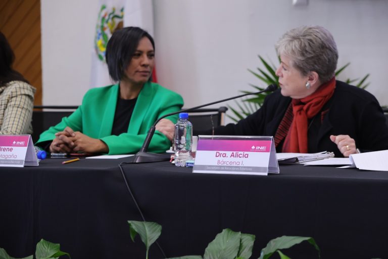Norma Irene De La Cruz Magaña Consejera Electoral del INE y Alicia Barcena Ibarra, Secretaria de Relaciones Exteriores.