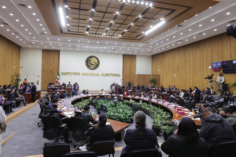 Las y los consejeros del INE analizan asuntos en el salón de sesiones del Consejo General